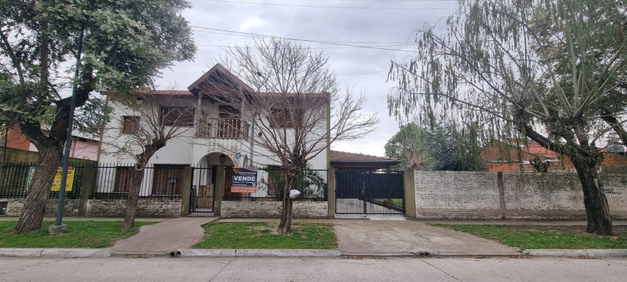 Casa en venta de 2 plantas con amplios ambientes y 4 dormitorios + play+parque - Muñiz